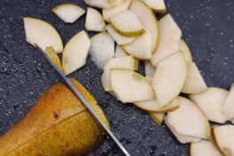 Birne in Scheiben geschnitten für den Flammkuchen