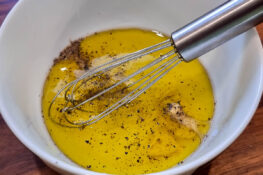 Salatdressing selber machen: In einer Schüssel verrühren