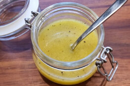 Honig Senf Salatdressing im Glas emulgiert
