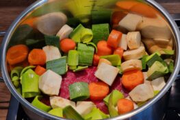 Fleisch und Gemüse im Topf für die Rindersuppe