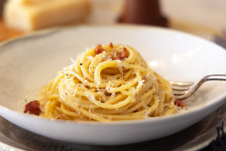 Spaghetti mit Hackbällchen in fruchtiger Tomatensoße