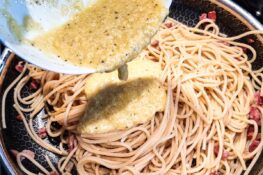 Die Eiercreme kommt zu den Spaghetti