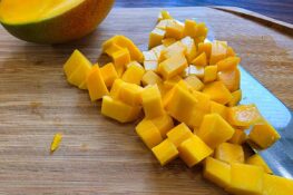 Mango schneiden für den Avocado mango salat