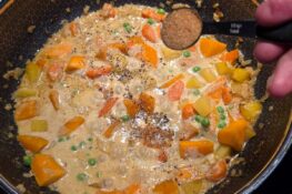 Kürbis Curry mit braunem Zucker abschmecken