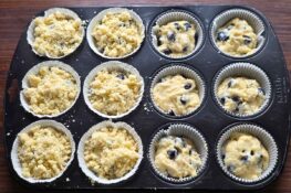 Der Teig in den Muffin-Förmchen eingefüllt