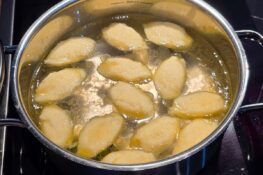 Grießnockerl köcheln für die Suppe