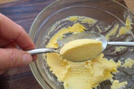 Grießnockerl formen mit 2 Löffeln