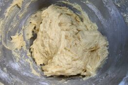 Der Teig für den Pfirsichkuchen