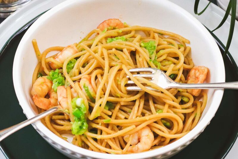 spaghetti mit garnelen auf dem teller
