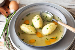 Grießnockerlsuppe im Teller mit Löffel