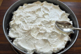 rhabarber kuchen mit baiser vor dem backen in der form