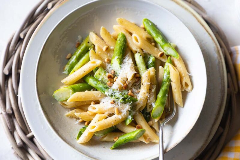 pasta mit grünem spargel