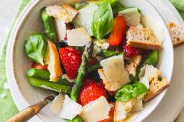 Spargelsalat mit Erdbeeren und geröstetem Brot