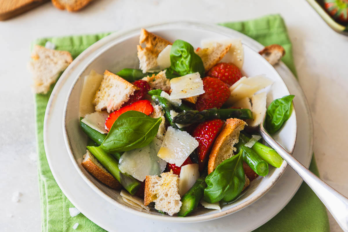 Spargelsalat mit Erdbeeren und Brot-Chips