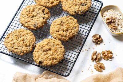 cookies mit haferflocken auf dem Gitter