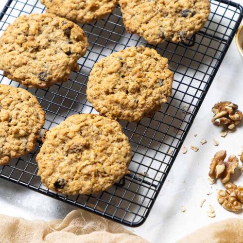 cookies mit haferflocken auf dem Gitter