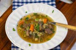 Rindfleischsuppe im Teller