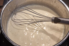 Vanillesoße kochen, Stärkemehl unterrühren