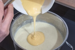 Eiercreme wird in die Vanillesoße eingerührt