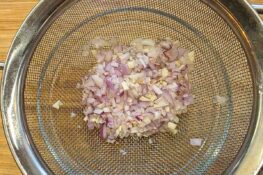 Vinaigrette Salatdressing - gehackte Zwiebeln