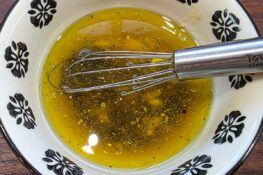 Vinaigrette Salatdressing wird in der Schüssel angerührt