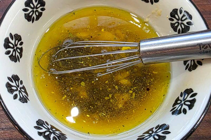 Vinaigrette Salatdressing wird in der Schüssel angerührt