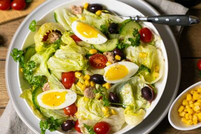 Klassischer Thunfischsalat mit Ei und Gurke