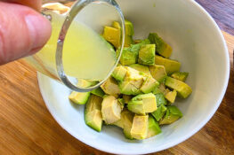 Avocado marinieren in einer Schüssel
