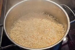 Spargelrisotto aufgießen