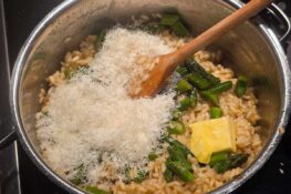 Risotto mit grünem Spargel fertig stellen