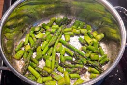 Spargel braten für das Spargelrisotto