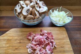 Zutaten für herzhafte pfannkuchen mit pilzen und speck