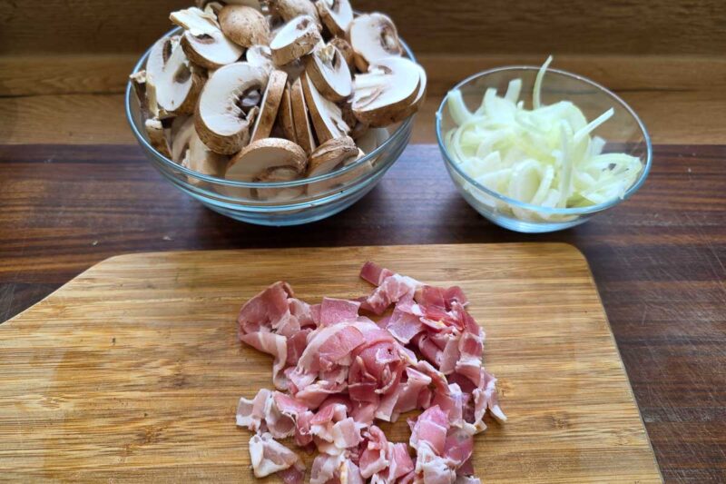 Zutaten für herzhafte pfannkuchen mit pilzen und speck