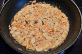 Mandeln rösten für das Spargelrezept nach Ottolenghi