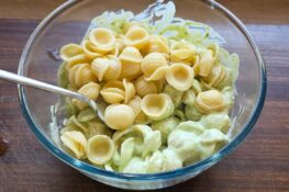 Pasta mit Erbsen zubereiten