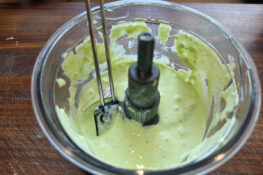 Erbsen und Joghurt werden cremig gemixt