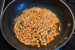 Pinienkerne rösten für das Pasta Rezept