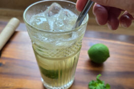 Virgin Caipirinha Zubereitung: Mit Eis auffüllen
