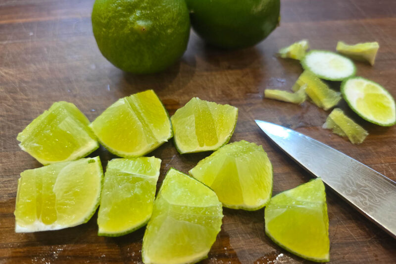 Limetten schneiden für die Caipirinha alkoholfrei