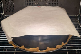 Schmandkuchen im Ofen abgedeckt