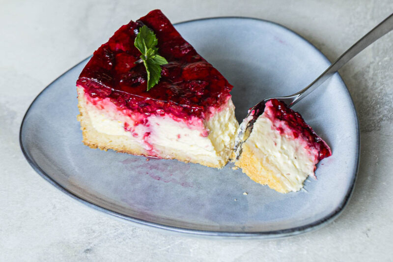 Schmandkuchen auf blauem Teller