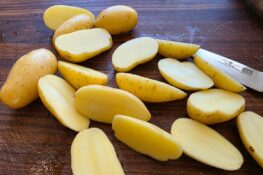Rohe Kartoffeln halbiert
