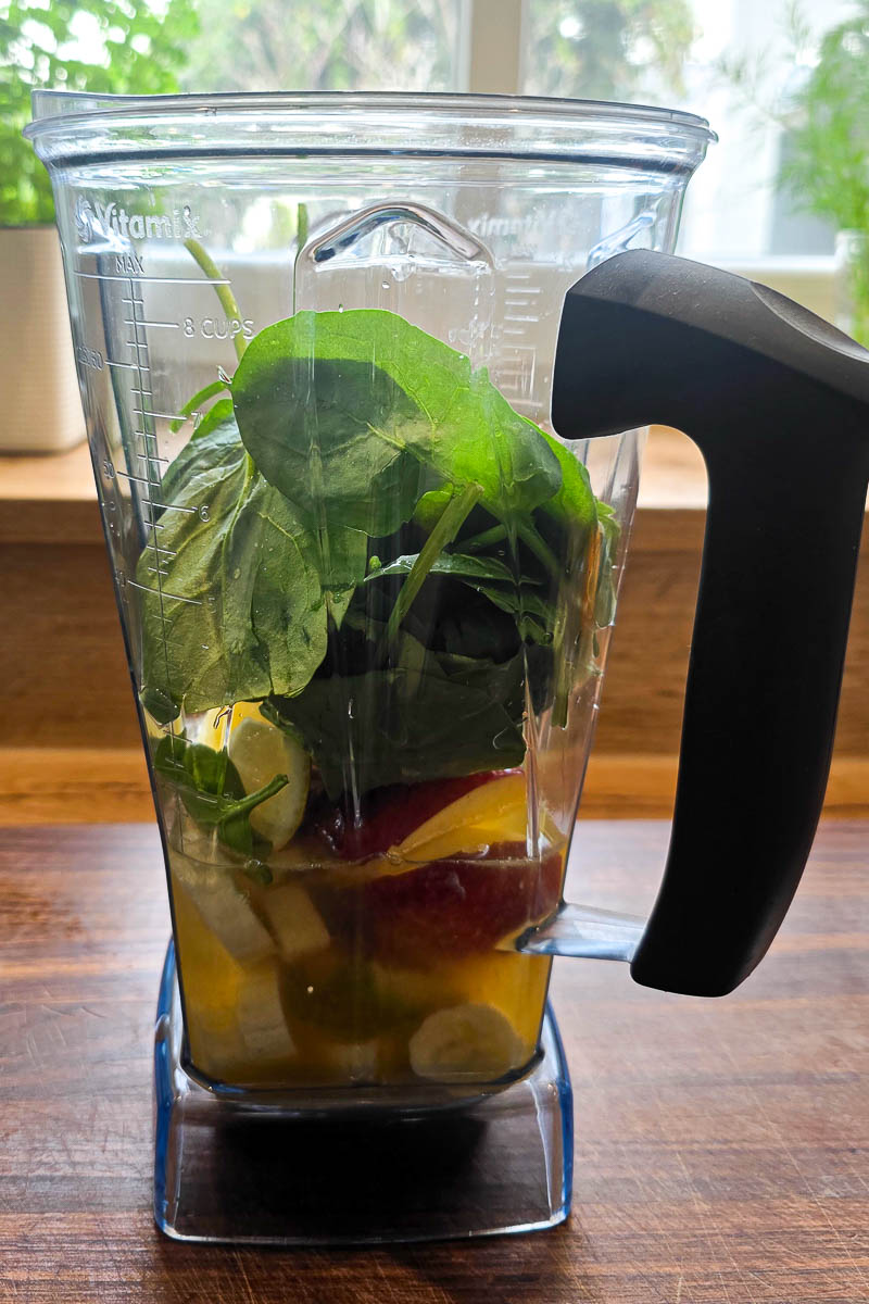 Smoothie mit Spinat im Mixer