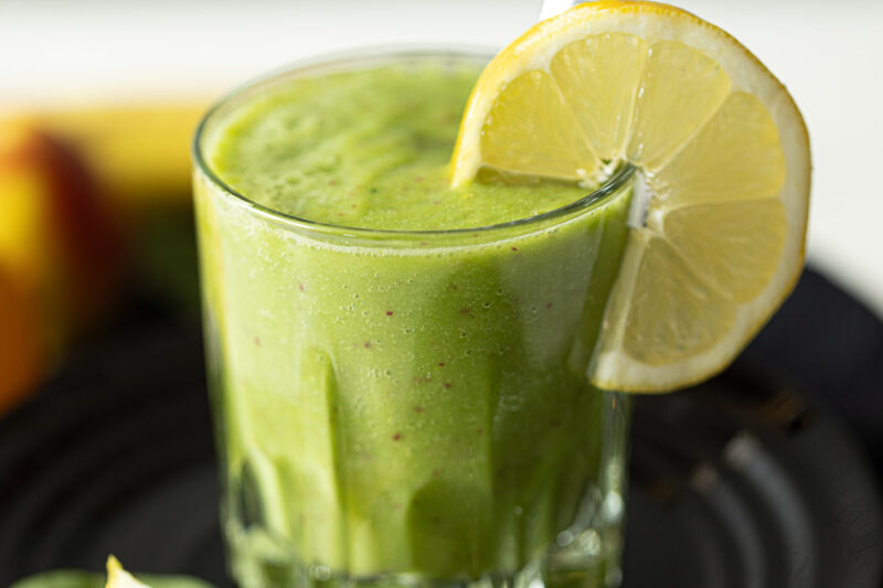 detox smoothie im Glas mit Strohhalm