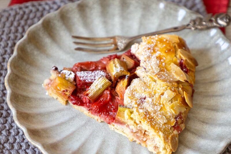 rhabarber galette - 1 stück auf teller