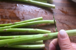 grüner spargel vorbereiten