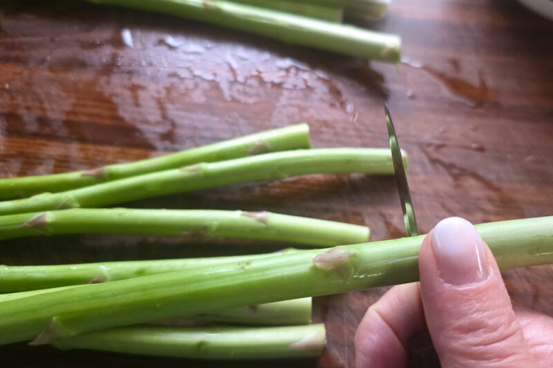 grüner spargel vorbereiten