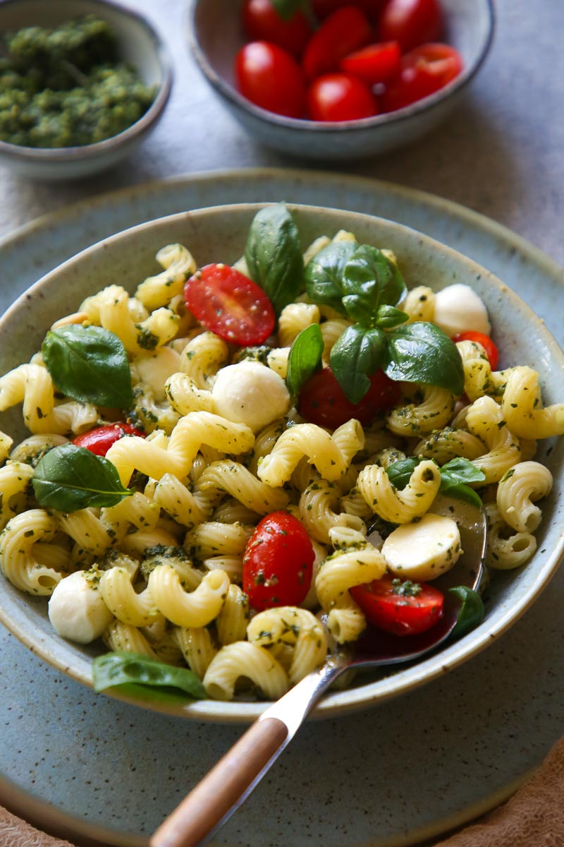 Mediterraner Nudelsalat mit Pesto