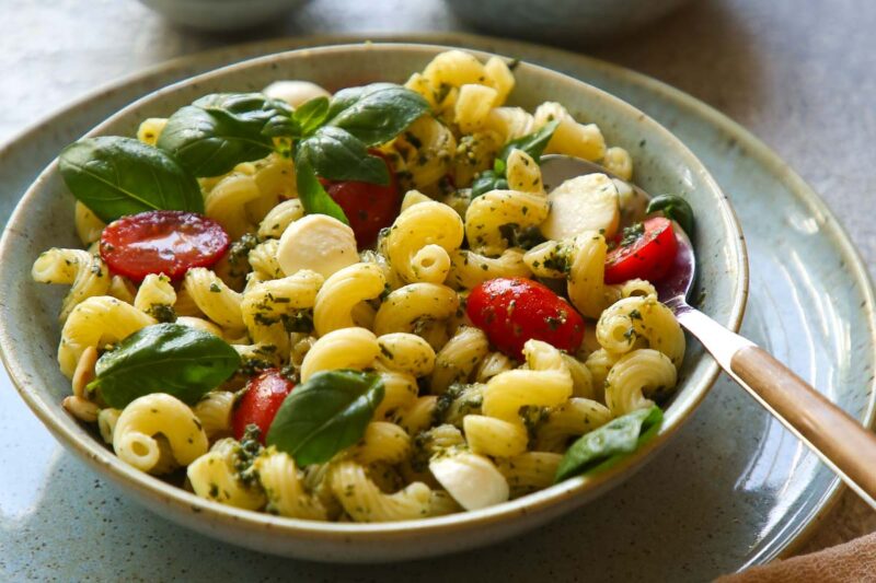 Mediterraner Nudelsalat