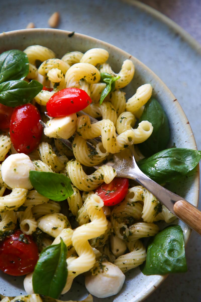 Mediterraner Nudelsalat mit Pesto
